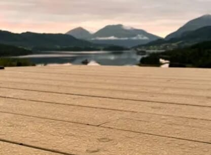 Terrasse, båt og brygge