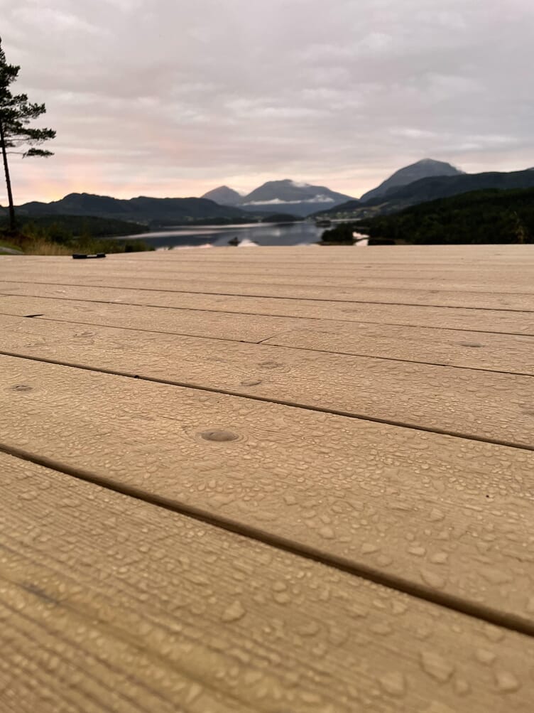 Terrasse, båt og brygge